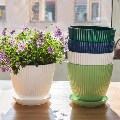 Petit pot de fleurs en plastique avec soucoupe